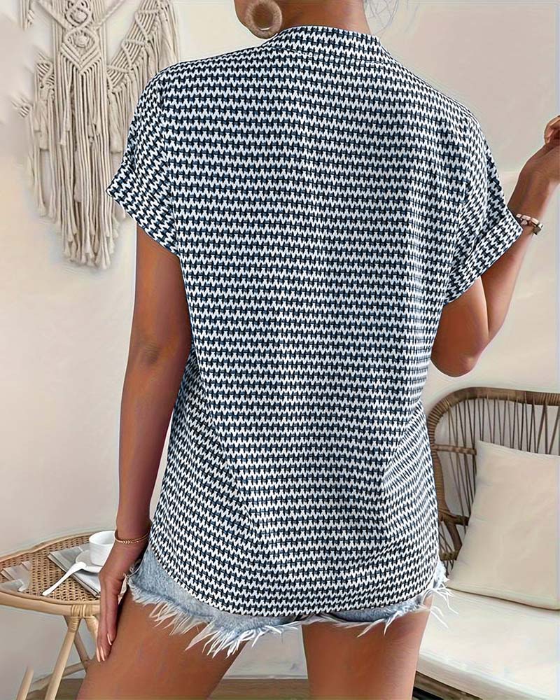 Haut élégant à manches courtes et col en V imprimé pied-de-poule