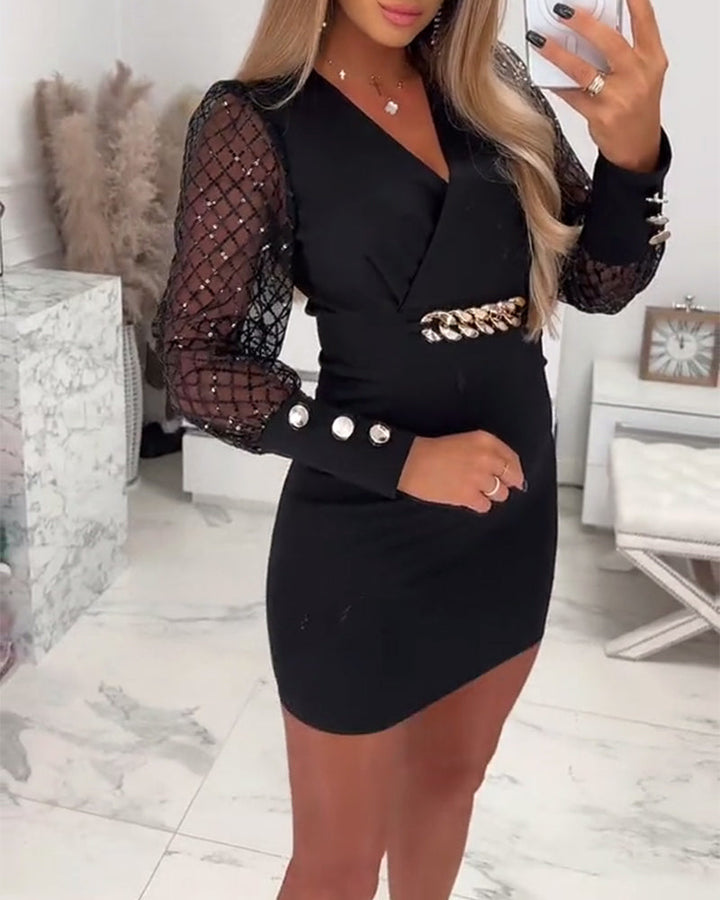 Robe À Col En V Avec Boutons Chaîne Et Empiècements En Tulle